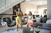 mutter-und-tochter-tanzen-vor-laptop-zu-hause.jpg?b=1&s=170x170&k=20&c=espUZvlTzbnqKdhaBE5a81o_7GvRVW1QknpOSAIGRws=