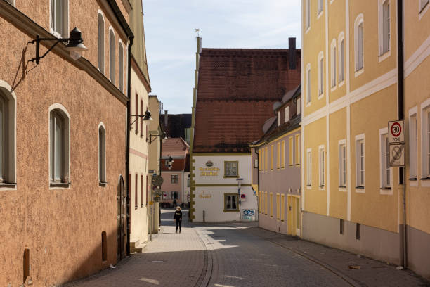 estrechas calles empedradas y edificios históricos en el casco antiguo de ingolstadt - narrow alley fotografías e imágenes de stock