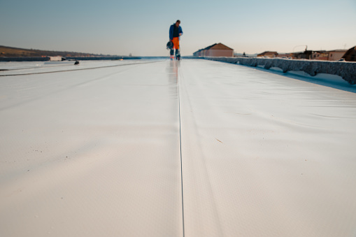 Impermeabilización y aislamiento en el sitio de construcción, membrana impermeabilizante que impide la penetración del agua. Barrera de vapor exterior para techo. photo