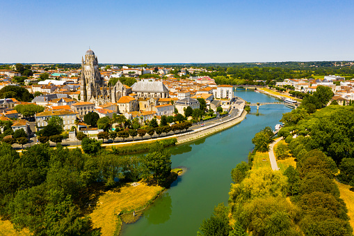 Vista de verano de zonas históricas de Saintes con catedral, Francia photo