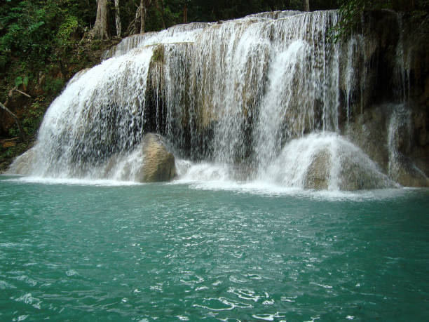 chute d’eau d’erawan, kanchanaburi, thaïlande - waterfall tropical rainforest erawan thailand photos et images de collection