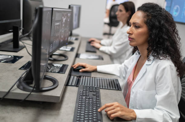 コンピュータとmriを持つ病院の医療女性労働者 - doctor radiologist computer latin american and hispanic ethnicity ストックフォトと画像