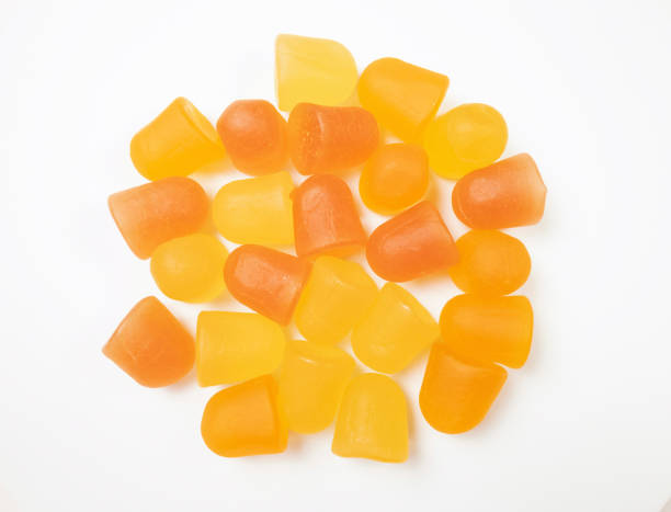 흰색 배경에 고립 된 오렌지와 노란색 종합 비타민 거미 그룹. 건강한 라이프 스타일 개념. - orange pill close up large group of objects 뉴스 사진 이미지