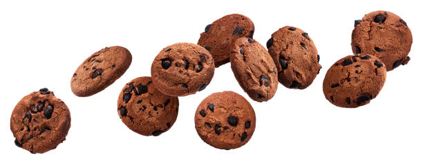 cae galletas con chispas de chocolate aisladas sobre fondo blanco - nobody cookie oat close up fotografías e imágenes de stock