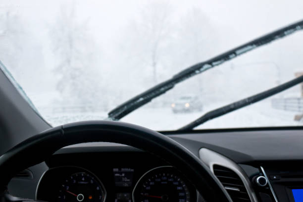 gefährliches fahren bei schlechter sicht während eines schneesturms - blizzard ice damaged snow stock-fotos und bilder