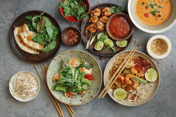 classic thai food dishes - thailand thai culture thai cuisine pad thai imagens e fotografias de stock