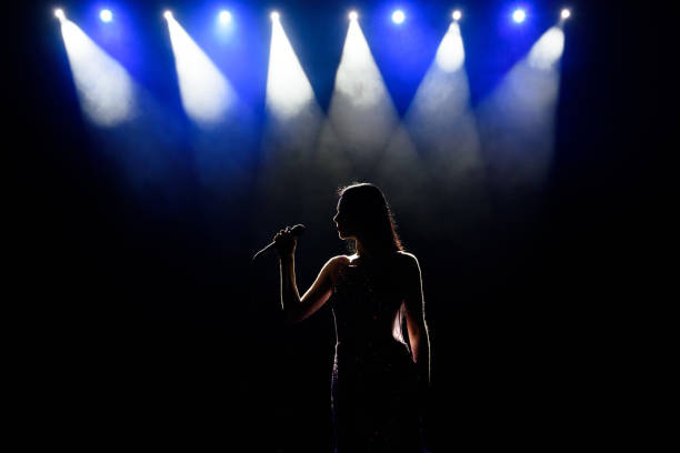 canta donna silhouette con sfondo fumo sul palco. - microphone stage music popular music concert foto e immagini stock