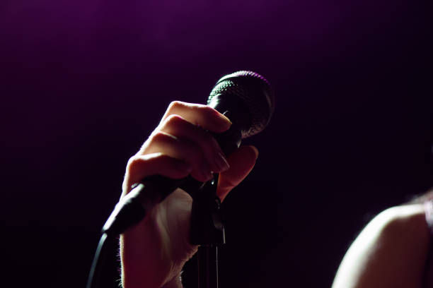 microfono in mano cantante sul palco. - microphone stage music popular music concert foto e immagini stock
