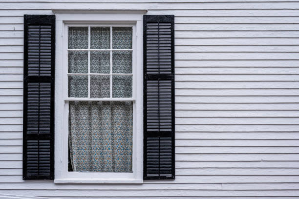 okno z otwartymi okiennicami jasnego drewnianego domu - shutter wood window europe zdjęcia i obrazy z banku zdjęć