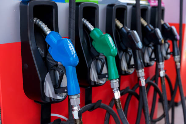 pompa del carburante, distributore di benzina, benzina. ugelli di riempimento colorati della pompa di benzina isolati su sfondo bianco, stazione di servizio in un servizio al caldo tramonto. impianto di rifornimento di veicoli a carburante per capo in asia - distributore di benzina foto e immagini stock