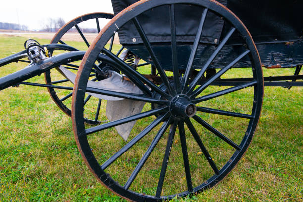 contea di old amish wagon wheel-hamilton - wagon wheel foto e immagini stock