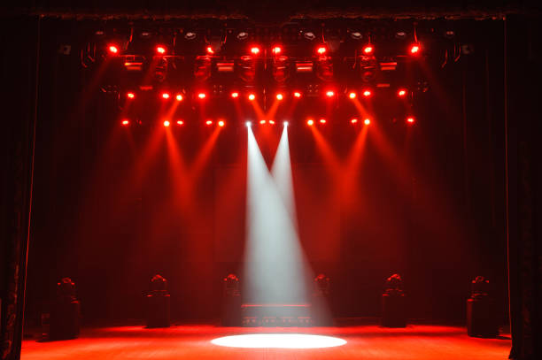 palco libero con luci, dispositivi di illuminazione sul consert. - popular music concert lighting equipment illuminated stage foto e immagini stock