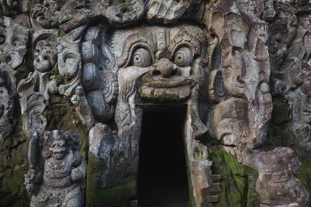 cueva de elefantes goa gajah en ubud, bali, indonesia - demon statue ancient architecture fotografías e imágenes de stock