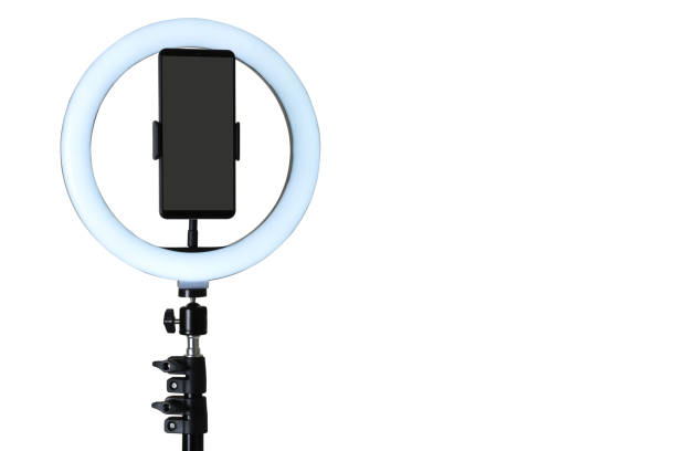 lámpara led de luz de anillo selfie con teléfono inteligente (clipping path) en el fondo blanco - trípode fotografías e imágenes de stock