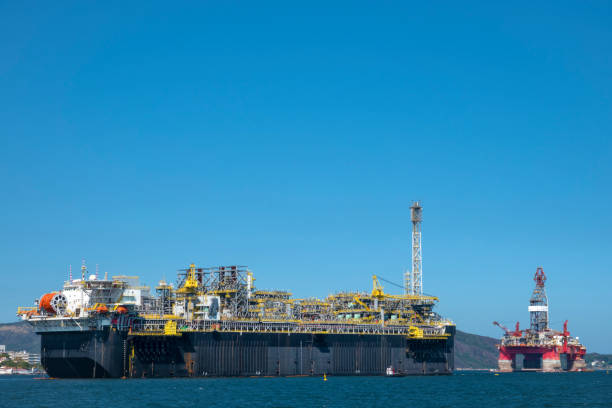 piattaforma petrolifera offshore - floating oil production platform foto e immagini stock