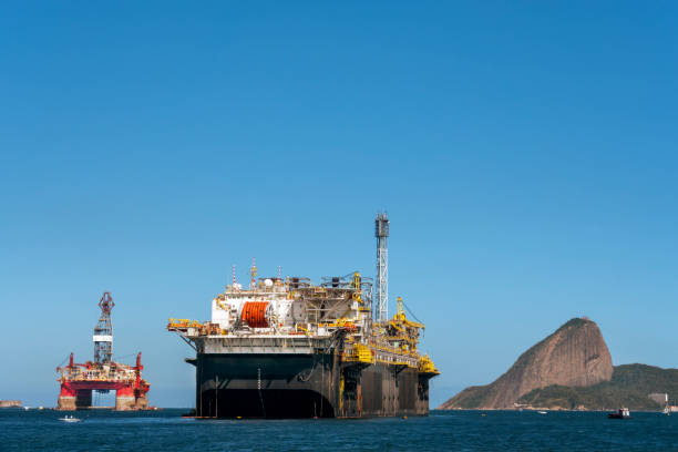 морская нефтяная вышка - oil rig brazil oil industry petroleum стоковые фото и изображения