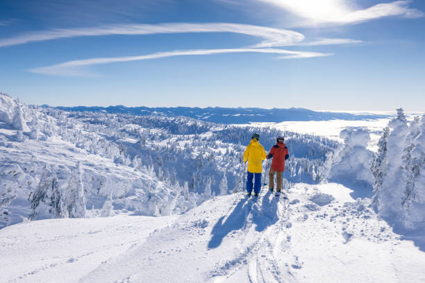 vue de station de ski - skiing sports helmet powder snow ski goggles photos et images de collection