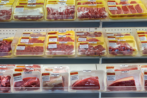 Big variety of cow meats. Labels identify meats in Portuguese.