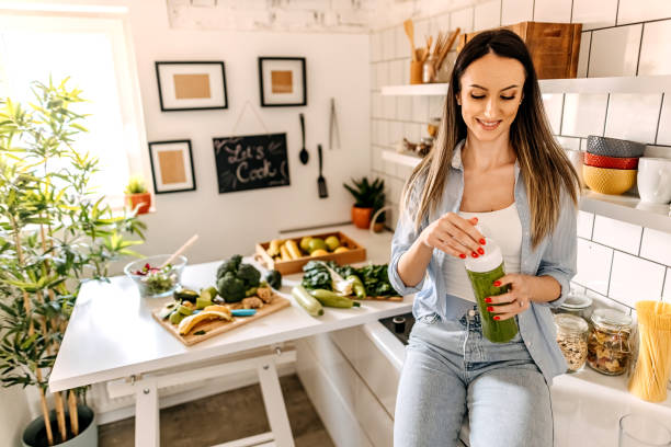 uśmiechnięty i zdrowy - blender salad lemon vegetable zdjęcia i obrazy z banku zdjęć