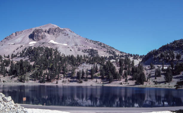 jezioro helen i mt lassen, lassen wulkaniczny park narodowy, kalifornia - mt lassen zdjęcia i obrazy z banku zdjęć