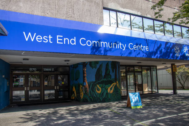 vue de l’entrée " west end community centre " au 870, rue denman à vancouver - childcare centre photos et images de collection