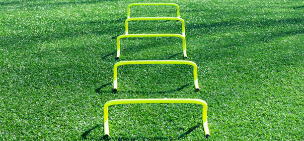 녹색 필드에 라인에 다섯 노란색 미니 바나나 장애물 - hurdling usa hurdle track event 뉴스 사진 이미지