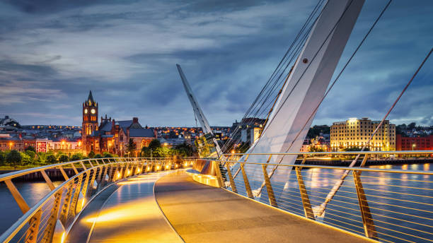 irlandia północna derry most pokoju rzeka foyle night panorama londonderry - irish landmark zdjęcia i obrazy z banku zdjęć