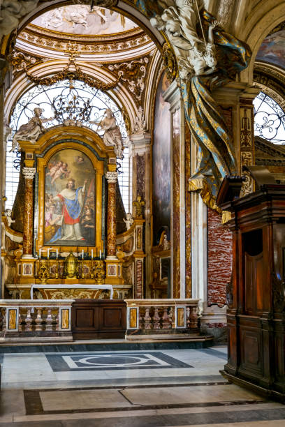 la cappella di san luigi all'interno della chiesa di san luigi dei francesi nel cuore storico e barocco di roma - king louis ix foto e immagini stock