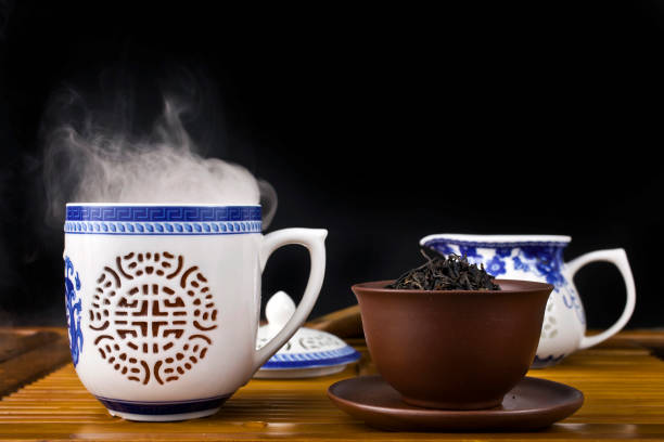 tè rosso lapsang souchong in una tazza - lapsang souchong tea foto e immagini stock