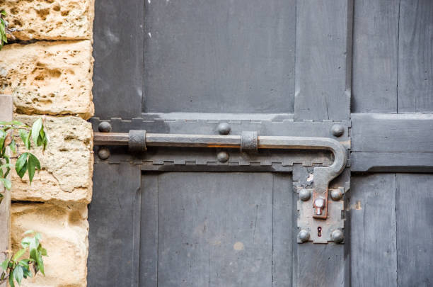 lockdown, ancient metal lock of ancient wooden door - lock door horror gate imagens e fotografias de stock