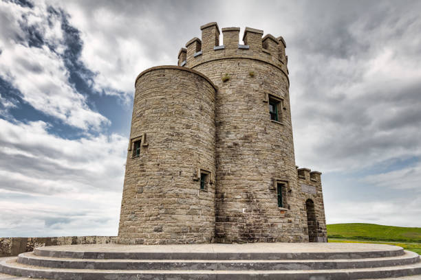 �скалы башни мохер о'брайен ирландии - obriens tower стоковые фото и изображения