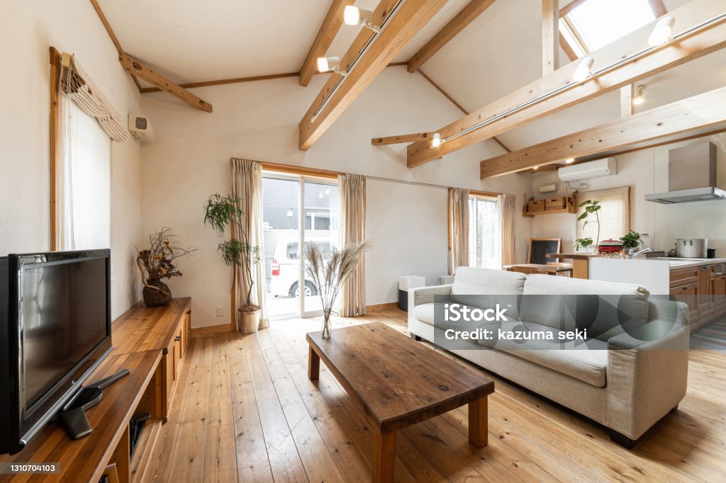 Wohnzimmer in einem Haus mit beeindruckendem Holz und Oberlichtern - Lizenzfrei Wohnhaus Stock-Foto