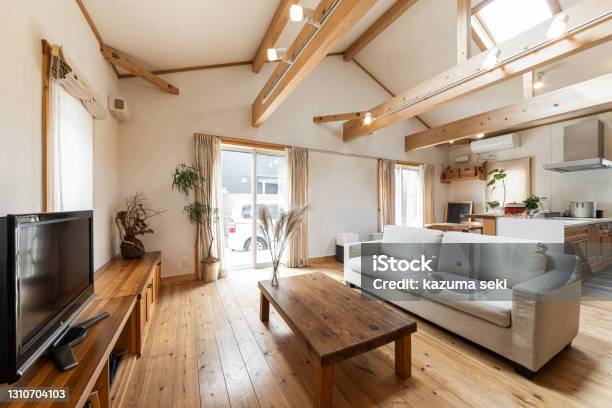 Wohnzimmer In Einem Haus Mit Beeindruckendem Holz Und Oberlichtern Stockfoto und mehr Bilder von Wohnhaus