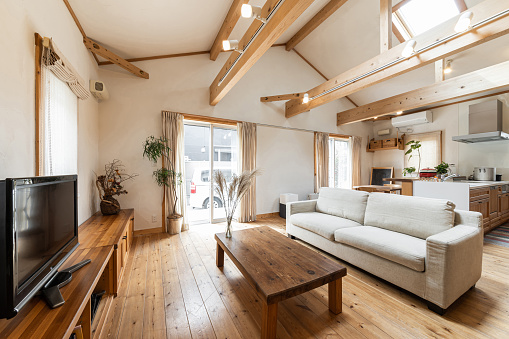Salón en una casa con impresionante madera y claraboyas photo