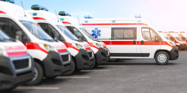 krankenwagen in einer reihe auf einem parkplatz. - medical occupation flash stock-fotos und bilder