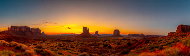 monument valley silhouette beim wunderschönen sonnenaufgang im august, utah"t - monument valley usa panoramic stock-fotos und bilder