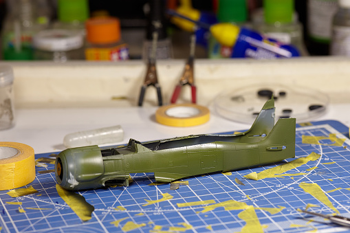 Caja de plástico de aviones de combate con nueva pintura de color caqui, montado y pintado a mano. photo