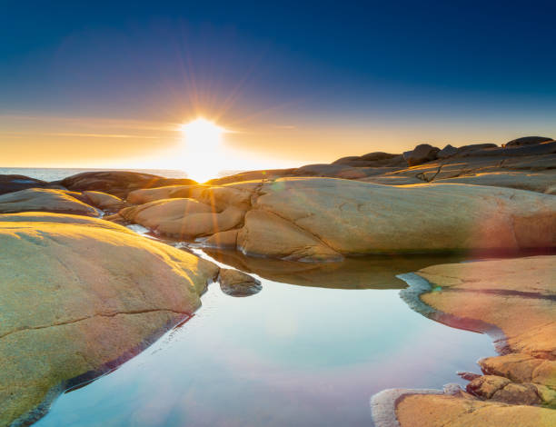 hermosa puesta de sol sobre el horizonte sobre el mar de noruega - norwegian sea fotografías e imágenes de stock