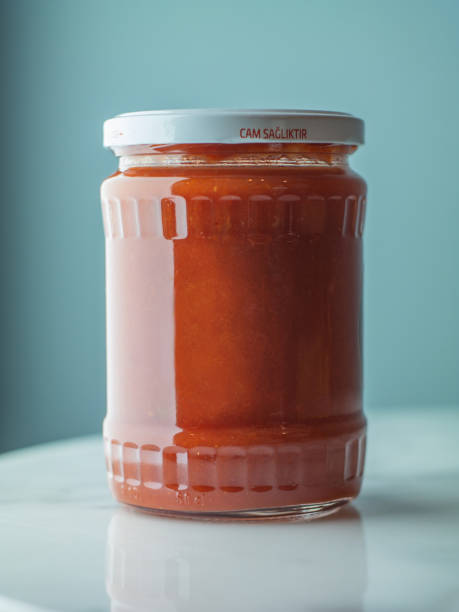 유리 항아리에 토마토 퓌레 통조림 - tomato sauce jar 뉴스 사진 이미지