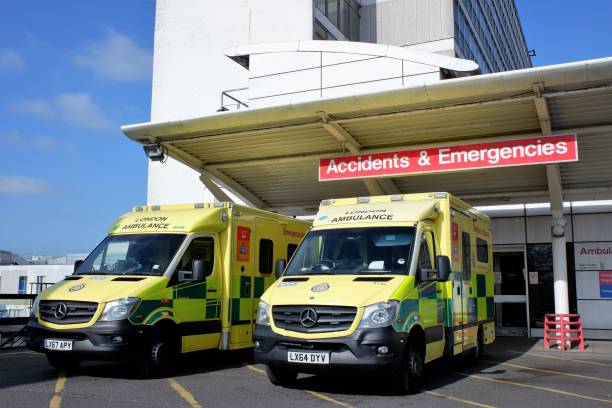 ambulances devant l’entrée accidents et urgences de l’hôpital hillingdon, uxbridge - uxbridge photos et images de collection