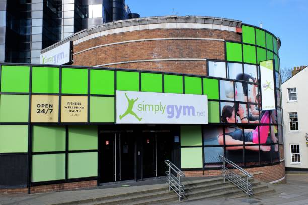 simply gym, 70 high street, uxbridge - uxbridge photos et images de collection