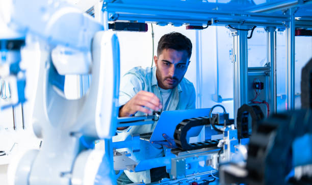 un equipo de ingenieros está llevando a cabo un experimento con robots. primer plano de un brazo robótico protésico futurista que está siendo probado por un ingeniero de desarrollo profesional - biónica ingeniería fotografías e imágenes de stock