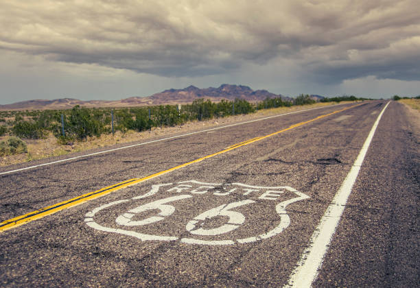 ルート66の看板が描かれた長い米国の道路 - route 66 road road trip multiple lane highway ストックフォトと画像