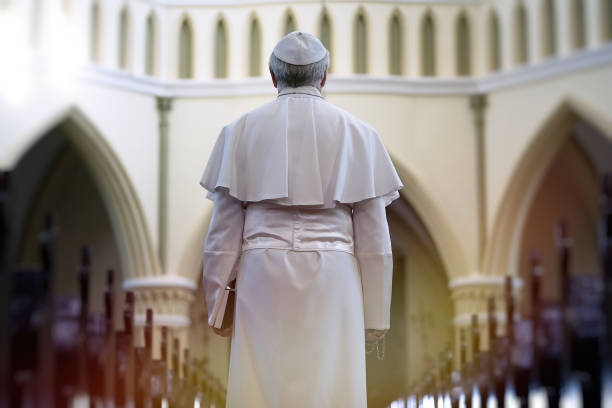 papa sosteniendo una biblia - we have a pope fotografías e imágenes de stock