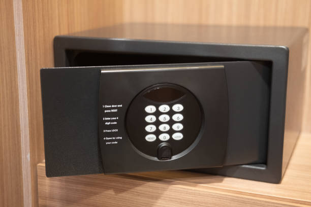 cassetta di sicurezza nera in un armadio della camera d'albergo - closet hotel door contemporary foto e immagini stock