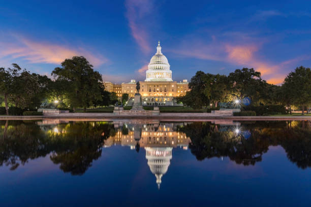 le bâtiment de capitol de pf america des etats-unis sur le lever et le coucher du soleil. - washington dc photos et images de collection