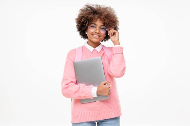 студийный портрет улыбающейся афроамериканской девочки-подростка, онлайн-курса или старшеклассника, держащего очки и лацтиоп, изолирован� - pc adult student laptop computer стоковые фото и изображения