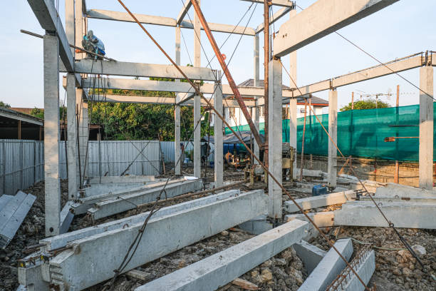 przegląd struktury domu płatwie cementowej i krokwi. grupa ciężkich pilar leżała na podłodze.  pracownik pracujący na wysokim poziomie. - moving down flash zdjęcia i obrazy z banku zdjęć