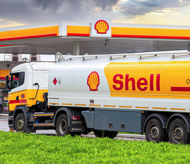 camion de pétrole shell à la station-service shell - shell photos et images de collection