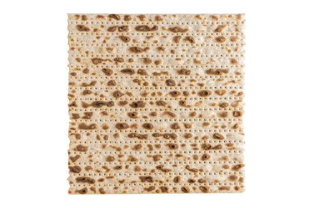 jeden teksturowany matzo wyizolowany na białym tle, widok z góry. - matzo passover cracker judaism zdjęcia i obrazy z banku zdjęć